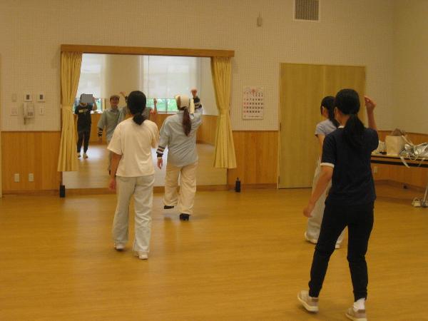 ステップと手の動きを合わせる練習をする中学生