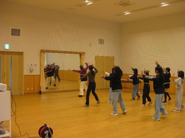 ダンスレッスンを受ける小学生