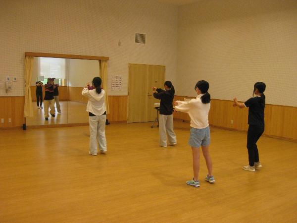 ダンスレッスンを受ける中学生