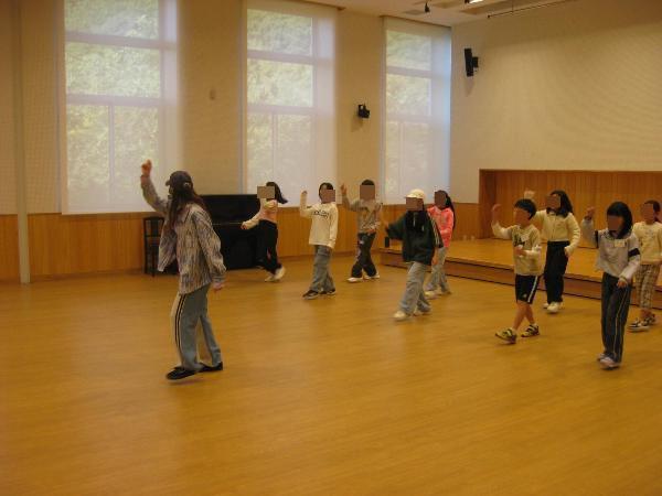 ダンス発表会のリハーサルをする小学生