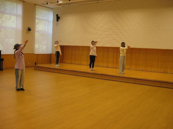 ダンス発表会のリハーサルをする中学生