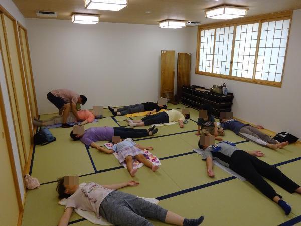 腹式呼吸を練習している様子