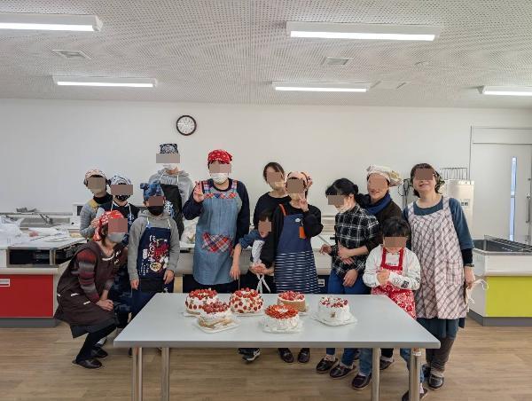 クリスマスケーキを囲んで記念撮影