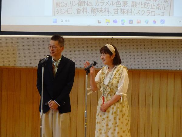 夫婦漫才をしている様子