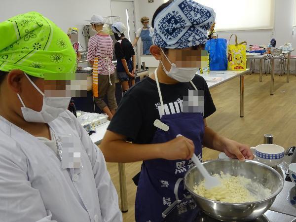 粉を混ぜてクッキーの生地を作っている2人の男の子
