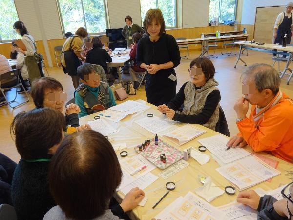 アロマオイルの講義を受ける寿大学生