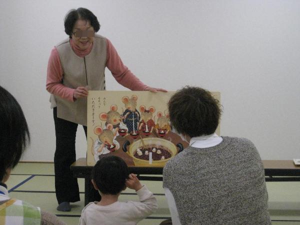 絵本の読み聞かせを聞く参加者