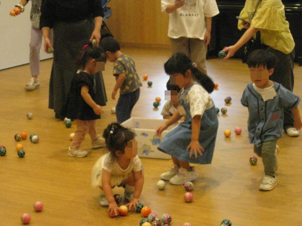 玉を片付ける子どもたち