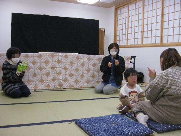 手遊びをする様子