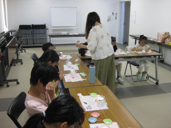 粘土細工をしている子どもたち