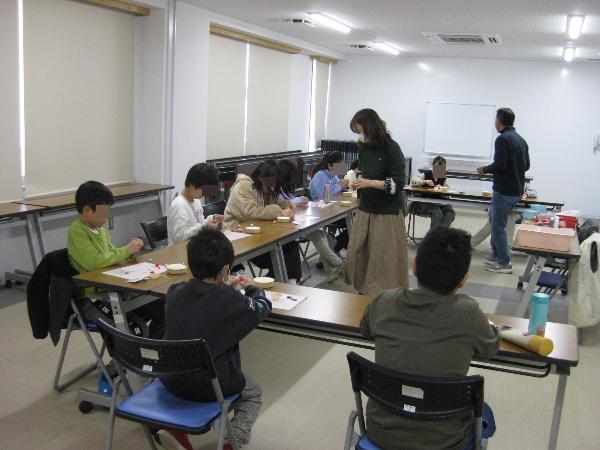 作品を作る子どもたち