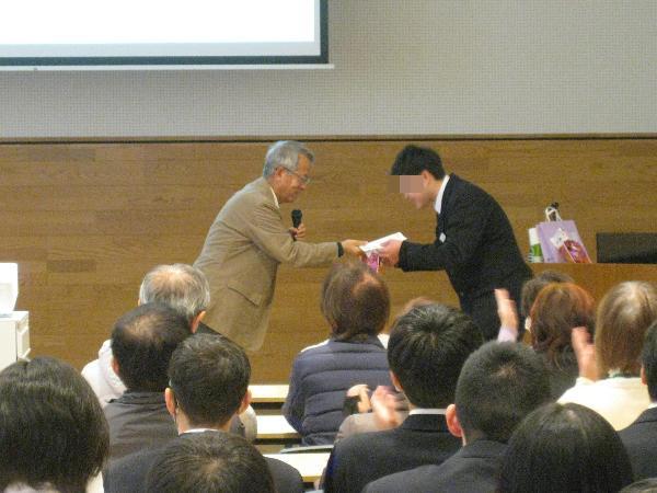 最優秀作品の表彰を受ける中学生