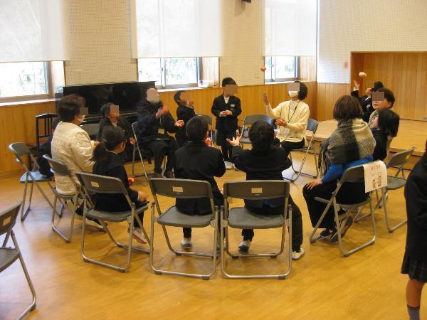 お手玉をする寿大学生と子どもたち