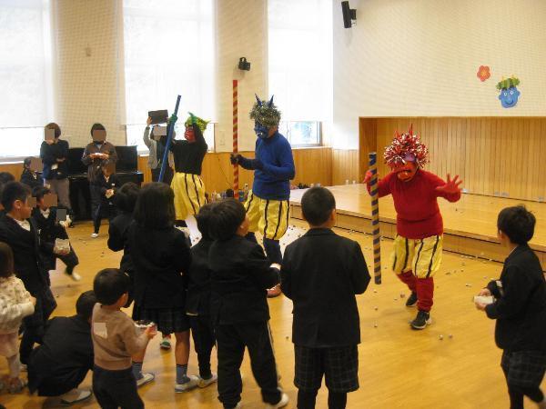 鬼に豆をまく子どもたち