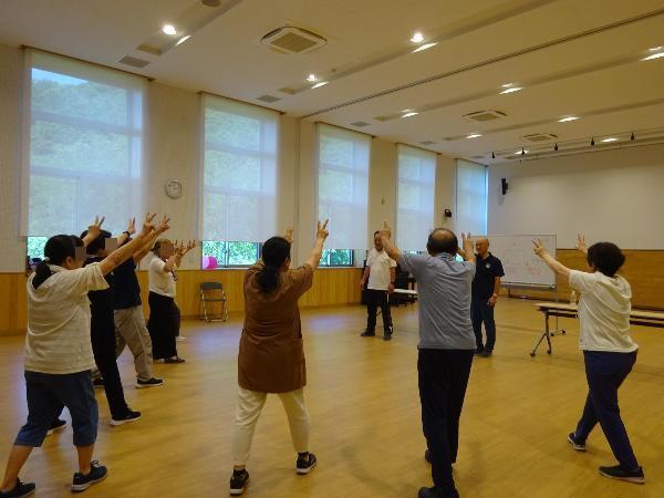 講師と両手両足でジャンケンをして、足は勝ち、両手はあいこを出そうとする受講者たち
