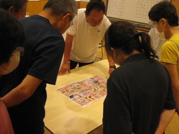 チラシパズルの完成を確かめる様子