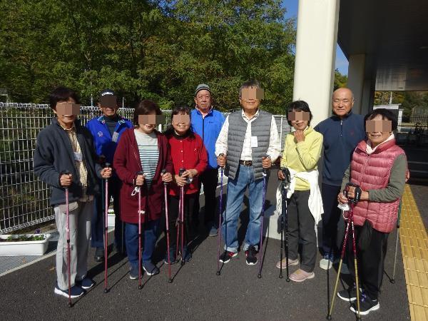 ポールウォーキングを楽しんだ受講生たち