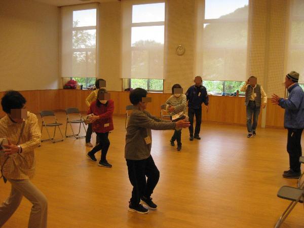 紙風船エクササイズを体験する受講生たち