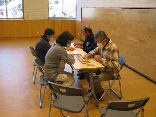 マンカラを楽しむ受講生