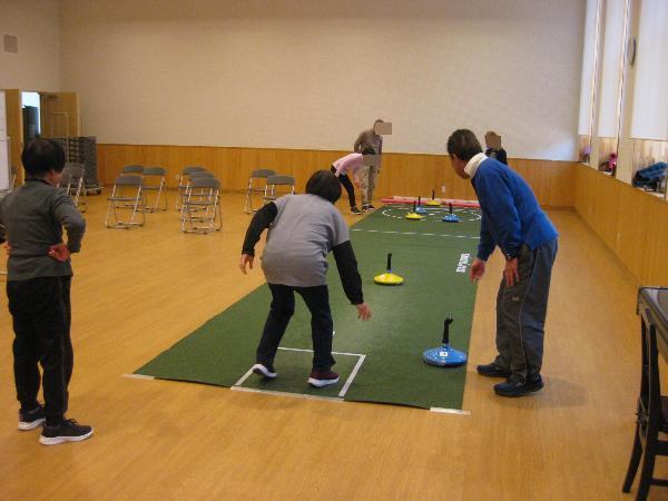 ユニカールを楽しむ受講者