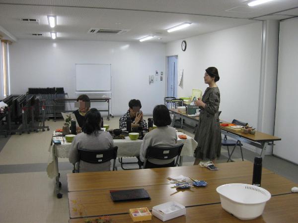 茶器について学ぶ受講生