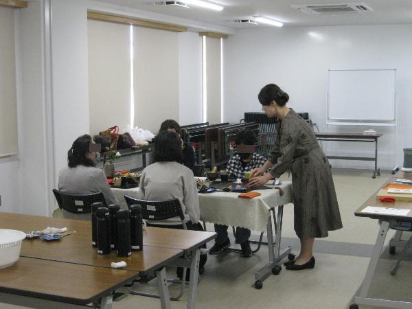 「なつめ」と「しふく」について学ぶ受講生