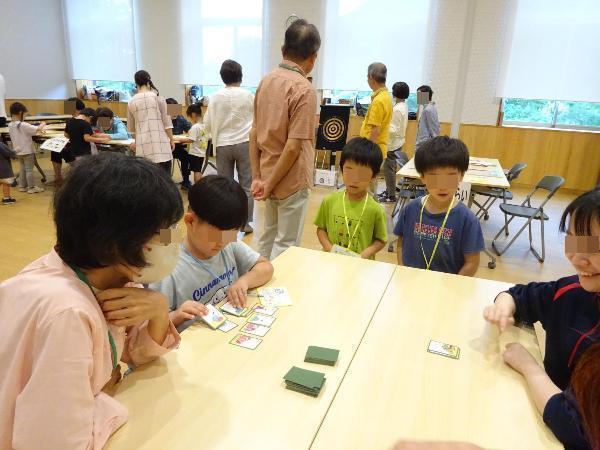 ぼうずめくりを楽しむ園児と寿大学生