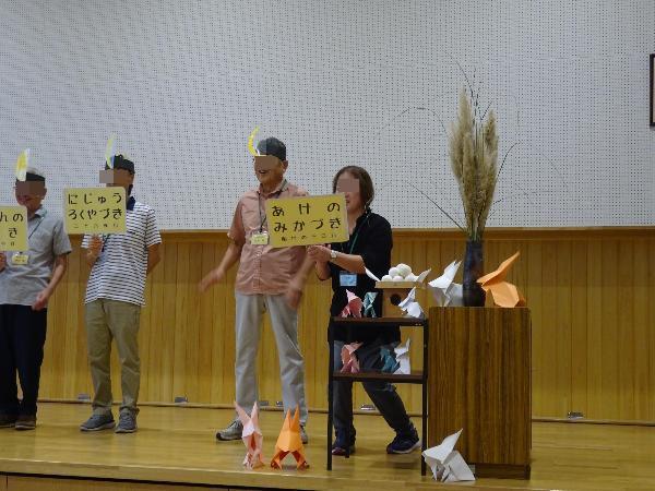 月の満ち欠けを演じる寿大学生