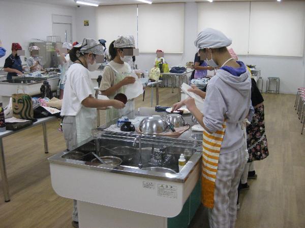 洗い物をしている様子