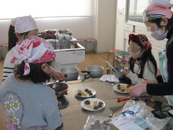 クランチチョコを成型している様子