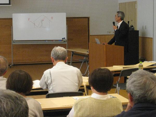 西側の蔀戸の説明を受ける受講者