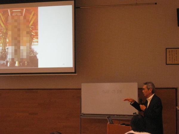 阿弥陀三尊立像の説明をする講師