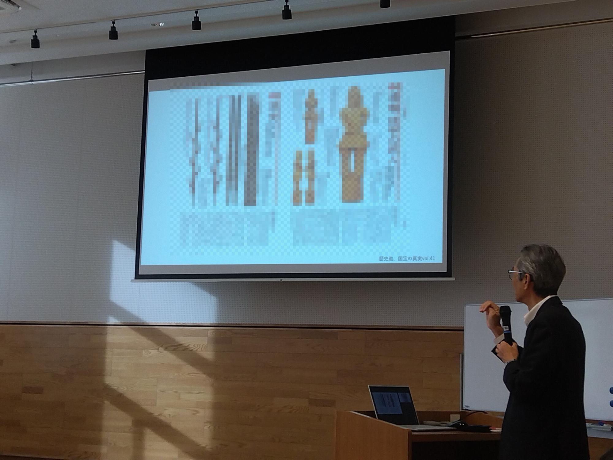 埴輪・鉄剣の解説をする講師