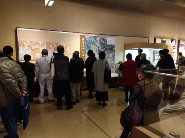 展示物を見学する受講生