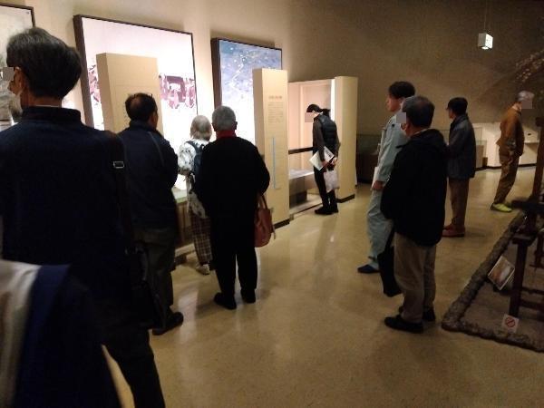 展示物を見学する受講生