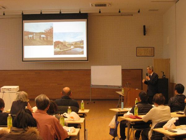 歴史講話に聞き入る受講生