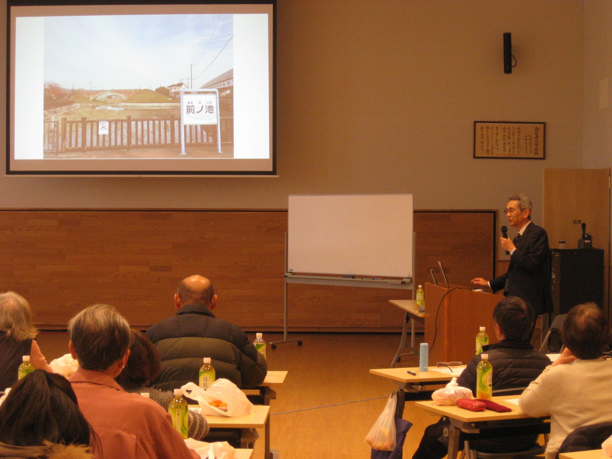 平木橋の解説をする講師