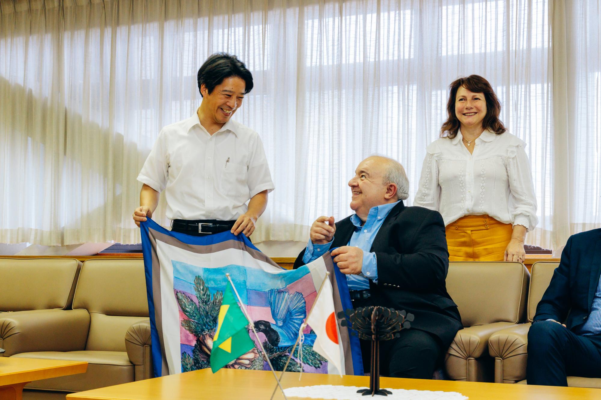 クリチバ市長と加古川市長が話している写真
