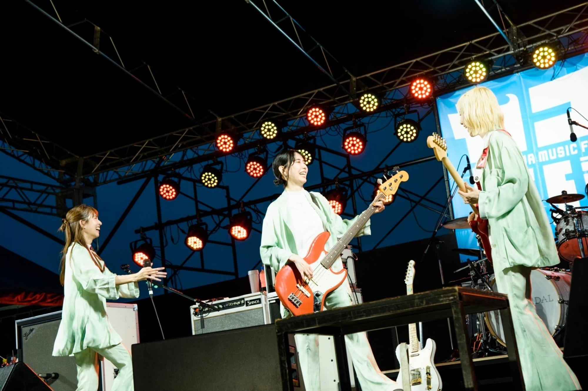 加古川河川敷でライブを行うともみさん