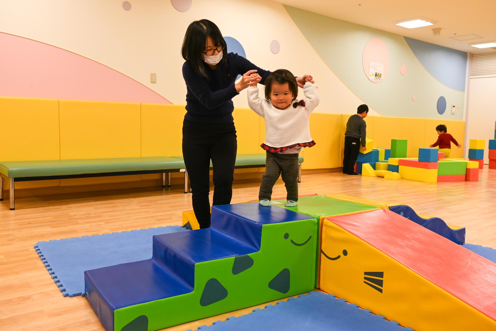 子育てプラザで遊ぶ親子