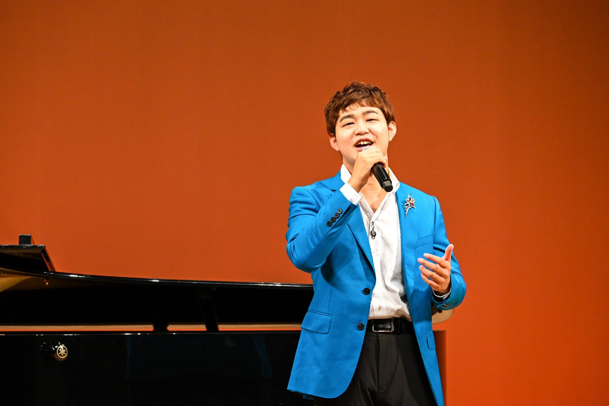 舞台でシャンソンを歌う平松さん