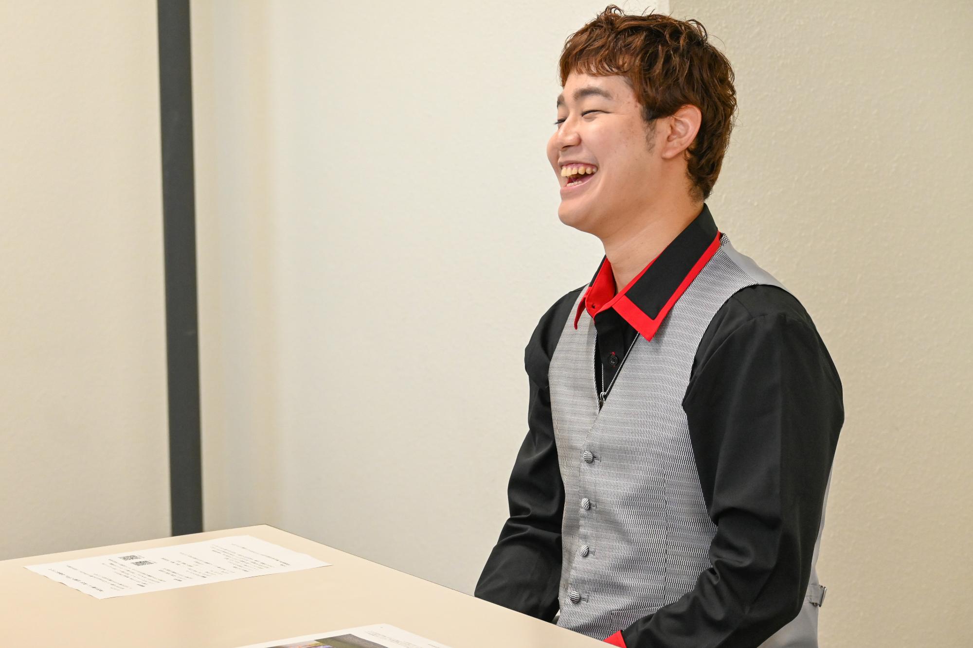 インタビューを受ける平松さん