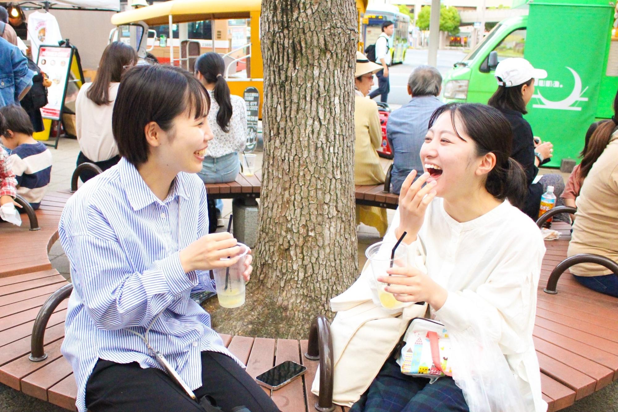 仕事帰りにドリンクを飲む女性グループ