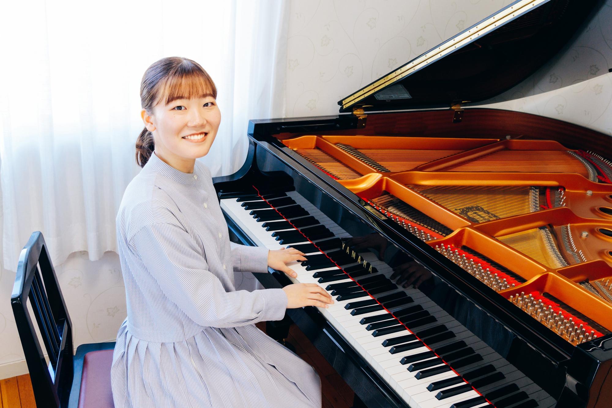 ピアノを弾く角優奈さん