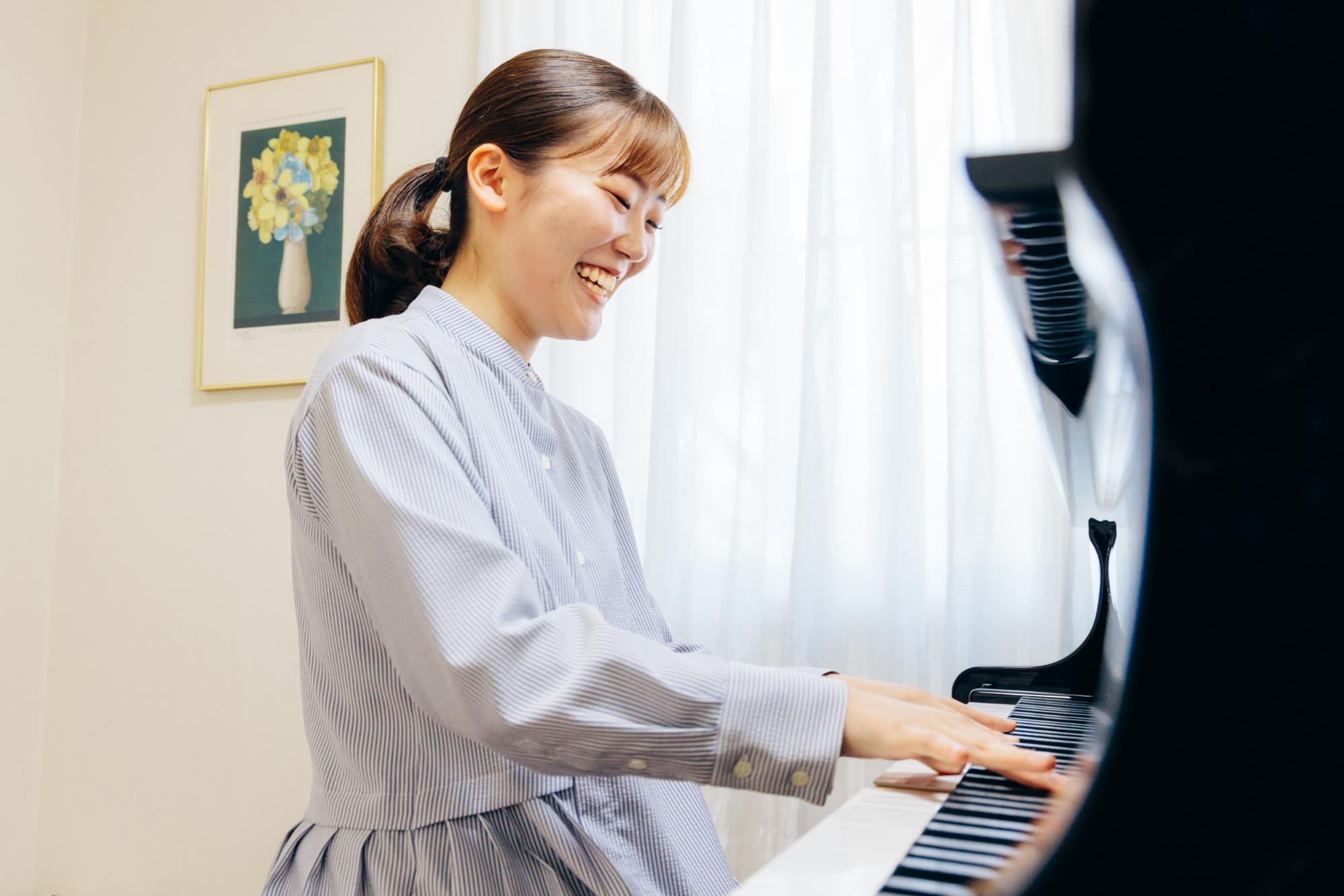 ピアノ教室で演奏する笑顔の角優奈さん