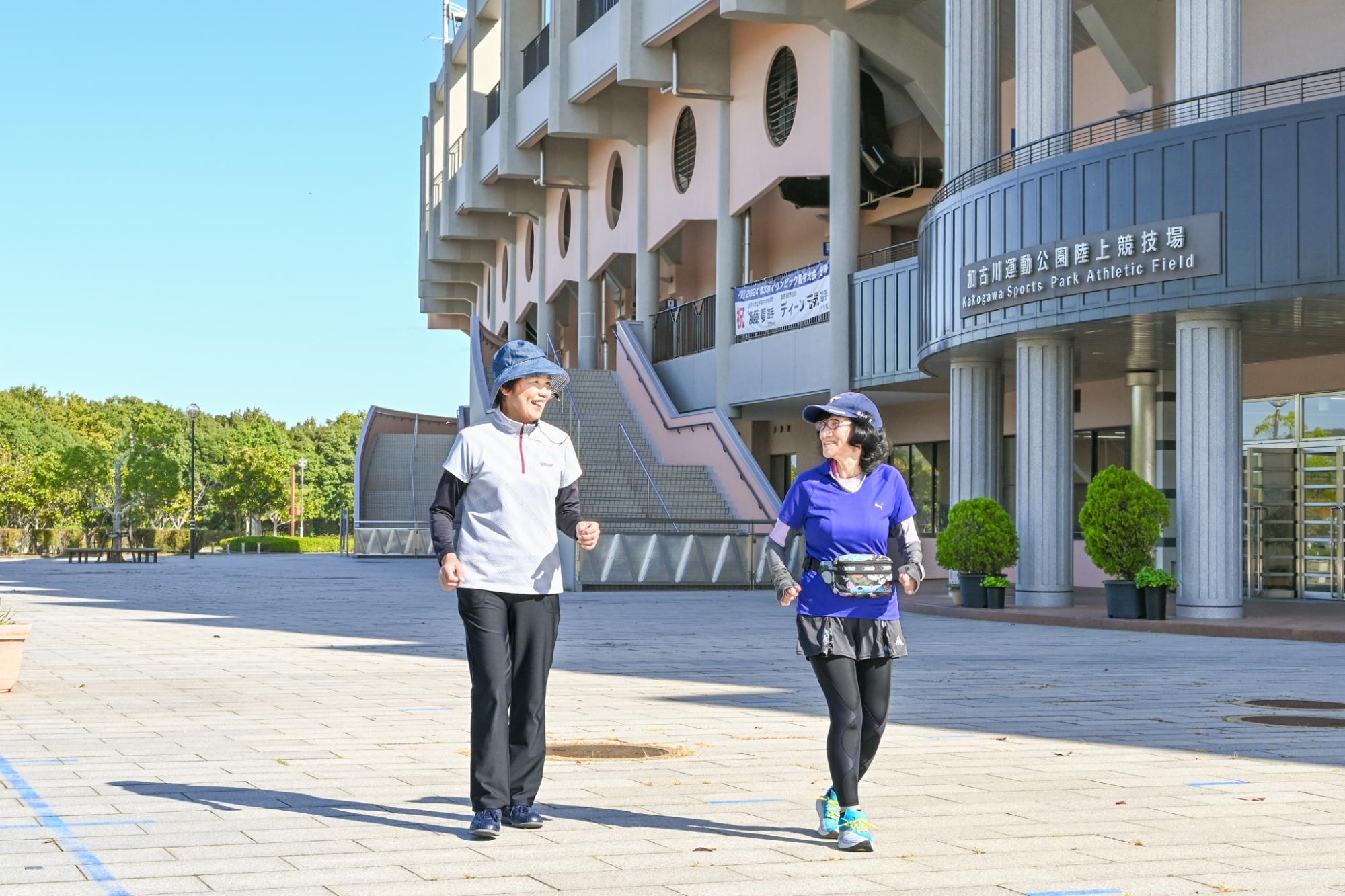 ウォーキング教室に参加する女性二人