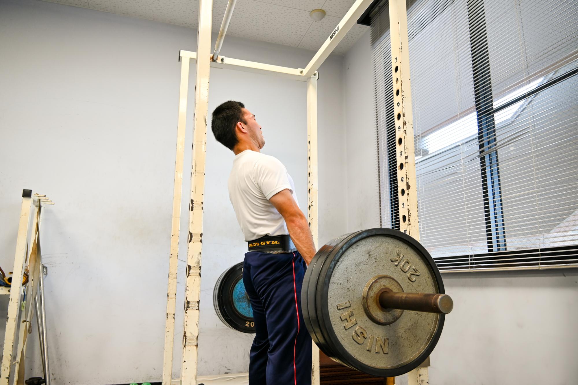 トレーニングジムで鍛える男性