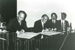 1973年にブラジルのマリンガ市と提携を結んだ際の調印式の写真