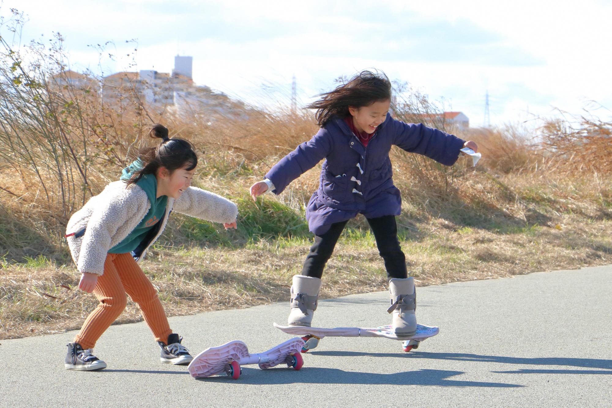 スケートボードで遊ぶ子どもたち