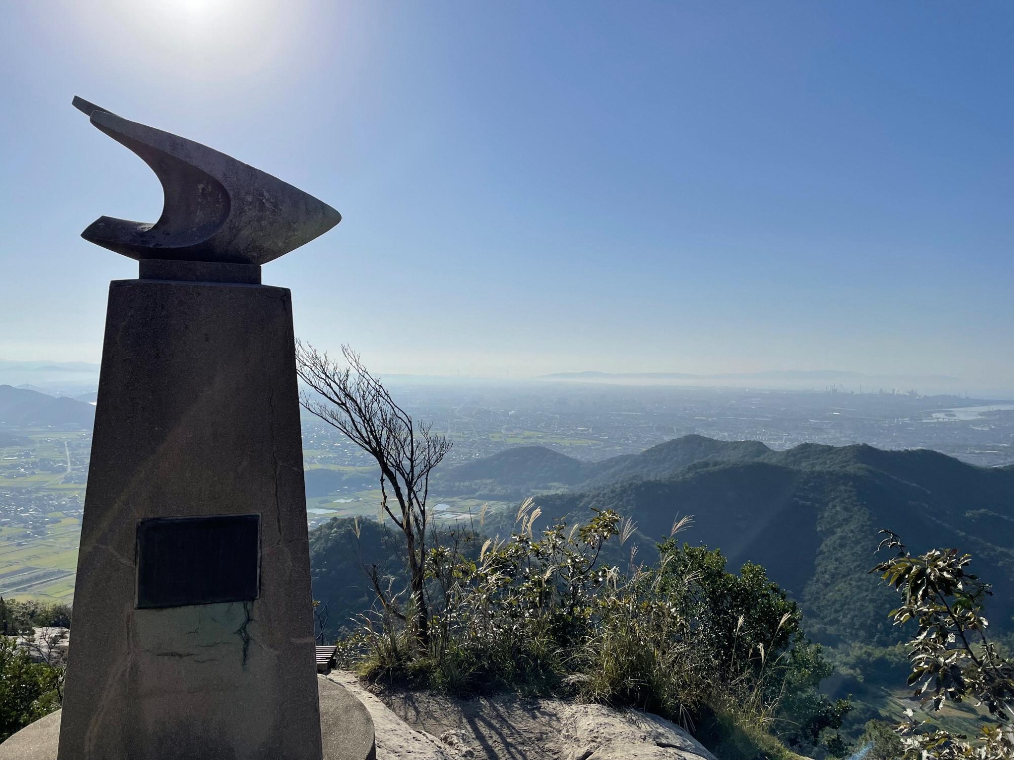 飛翔の碑と高御位山頂